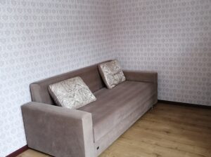 Комната 14 квадратов. На длительный срок. Коммунальные оплачиваются отдельно.